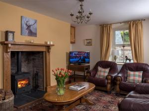 a living room with a fireplace and a tv at 4 Bed in Brecon BN151 in Devynock