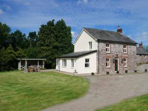 una gran casa blanca con un gran patio en 4 Bed in Brecon BN151 en Devynock