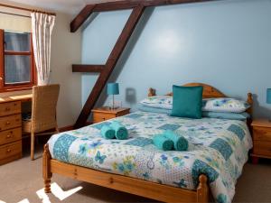 A bed or beds in a room at 5 Bed in Hay on Wye BN358