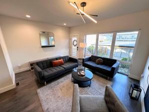 uma sala de estar com um sofá e uma mesa em Modern House with Terrace Near Forest Park em Saint Louis