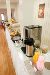 uma longa fila de buffet com comida em Pousada Paraíso da Serra em Cambará mais 16 fotografias