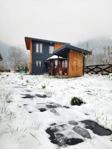 Lupşa的住宿－Casa Transylvania，前面的地面上积雪的房子