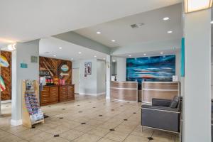 uma área de espera num consultório dentário com uma sala de espera em Beachside Resort Hotel em Gulf Shores