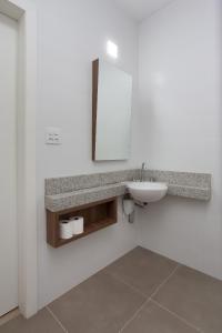 La salle de bains est pourvue d'un lavabo et d'un miroir. dans l'établissement Pousada Salto Donner, à Rio Forcação