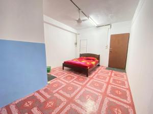 Zimmer mit einem Bett und einem roten Teppich in der Unterkunft MY GUNUNG HOTEL BUDGET 