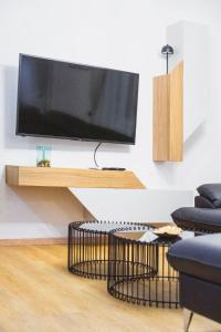 een woonkamer met een flatscreen-tv aan de muur bij Luka's apartment in Pirot