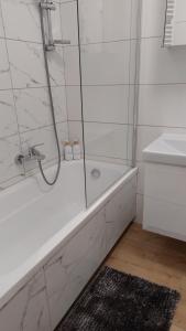 Kúpeľňa v ubytovaní Życzliwy Apartament z garażem