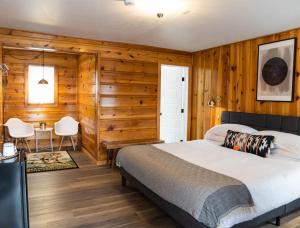 帕戈薩斯普林斯的住宿－The Nightingale Motel，卧室配有一张床和一张桌子及椅子