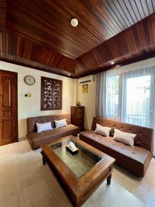 uma sala de estar com dois sofás e uma mesa de centro em Galayanee’s Resort Apartment em Seminyak