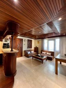 uma grande sala de estar com tecto de madeira em Galayanee’s Resort Apartment em Seminyak