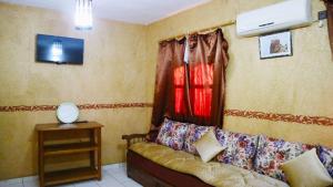 - un salon avec un canapé et une fenêtre dans l'établissement maison de vacance, à Tafraout