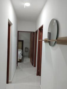 un pasillo con un espejo en la pared en Mirador Piso 17 - Acogedor y Exclusivo apartamento en piso 17 con vista al mar, en Cartagena de Indias