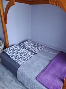 a small bed in a corner of a room at Niezależny apartament przy Parku Zdrojowym in Kudowa-Zdrój
