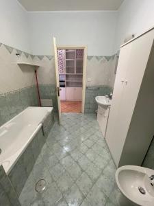 Phòng tắm tại Villa Lidia & Attico degli artisti , TV SKY , Barbecue , parcheggio privato, giardino ad uso esclusivo