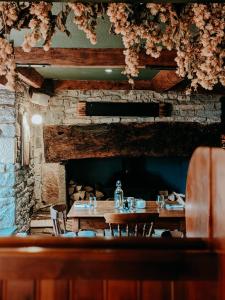 ein Restaurant mit Holztischen und -stühlen und Ziegelwand in der Unterkunft The Lion at West Pennard in West Pennard