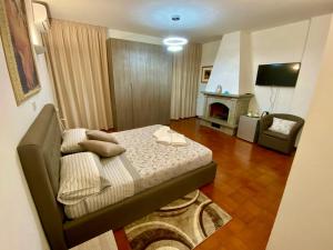 Agriturismo Villa Paradiso Esotico的电视和/或娱乐中心