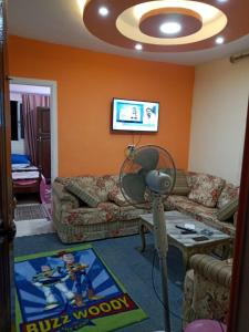 sala de estar con sofá y ventilador en شقه بجوار البحر الهدوء والأمان شاطئ اكسجين, en Alejandría