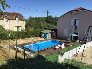Bazén v ubytování Au Repos De La Blaise nebo v jeho okolí