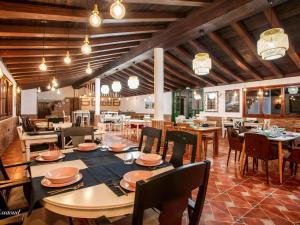 Restoran ili drugo mesto za obedovanje u objektu Room in Bungalow - Triple Bungalow 6 - El Cortijo Chefchaeun Hotel Spa