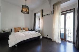 - une chambre avec un lit et une grande fenêtre dans l'établissement 2Bedroom Flat@Lisbon town center, à Lisbonne