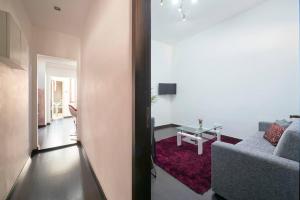 - un salon avec un canapé et une table dans l'établissement 2Bedroom Flat@Lisbon town center, à Lisbonne