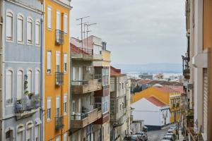 une vue sur une rue de la ville avec des bâtiments dans l'établissement 2Bedroom Flat@Lisbon town center, à Lisbonne