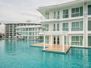 Bazén v ubytování One Bedroom BeachfrontPoolfront Located In Cha-amHua Hin nebo v jeho okolí