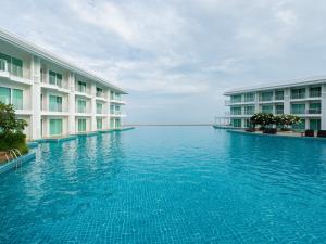 Bazén v ubytování One Bedroom BeachfrontPoolfront Located In Cha-amHua Hin nebo v jeho okolí
