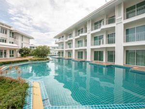 Bazén v ubytování One Bedroom BeachfrontPoolfront Located In Cha-amHua Hin nebo v jeho okolí