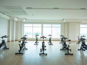 Fitness centrum a/nebo fitness zařízení v ubytování One Bedroom BeachfrontPoolfront Located In Cha-amHua Hin