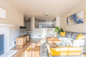 un soggiorno con divano e tavolo di Modern and spacious Apartment- Gym, Wifi, Free Parking a Seattle