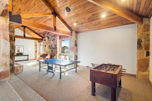 eine Tischtennisplatte in einem Zimmer mit einer Steinmauer in der Unterkunft Wolf Lodge 510 in Eden