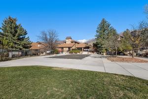 a driveway in front of a house at Wolf Lodge 510 in Eden