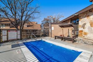 una piscina en el patio trasero de una casa en Wolf Lodge 510, en Eden