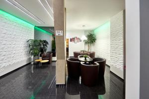 een lobby met stoelen en een tafel in een gebouw bij Hotel City Center in Brussel