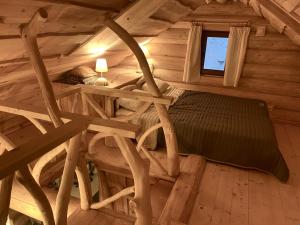 Habitación con cama en una cabaña de madera en To Lem Ande, en Lumshory