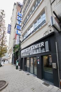 Un bâtiment avec un panneau indiquant mon centre dans l'établissement Hotel City Center, à Bruxelles