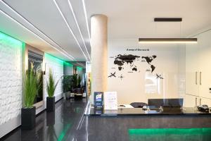 un vestíbulo de oficinas con un mapa del mundo en la pared en Hotel City Center en Bruselas