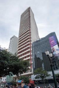 a tall building with people walking in front of it at Flat na Rua XV 2107 in Curitiba