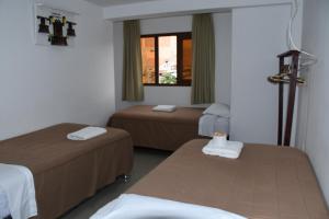 チャチャポヤスにあるLA CASA DEL TURISTAのベッド2台と窓が備わる客室です。