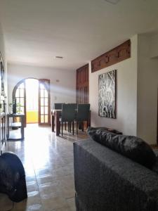 een woonkamer met een bank en een tafel bij Departamento Brasil in Lunlunta