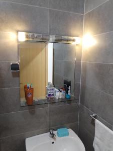 bagno con lavandino e specchio di Large Sea view studio ad Agadir