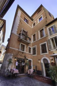 um edifício com mesas e cadeiras em frente em Hotel Teatro Pace em Roma