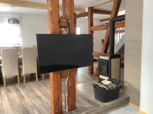 TV en un poste en la sala de estar con chimenea en Ferienhaus zum Rossbach 