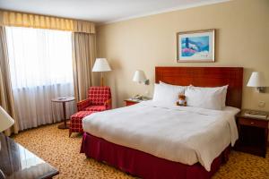 Postel nebo postele na pokoji v ubytování Paris Marriott Charles de Gaulle Airport Hotel