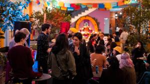 un grupo de personas de pie en una multitud en una fiesta en Viajero CDMX Centro Hostel, en Ciudad de México