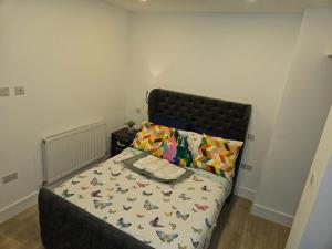 una camera con letto e testiera nera di Luxury 1-Bed Apartment in London a Londra