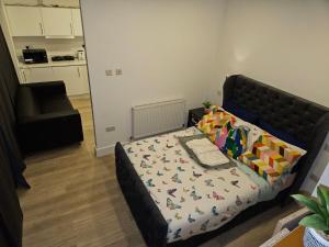 una camera da letto con un letto con un piumone e degli uccelli di Luxury 1-Bed Apartment in London a Londra