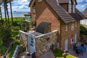 eine Luftansicht eines Hauses mit einer Steinmauer in der Unterkunft Huus Lüttenblick Single Wohnung Kajüte in Südstrand