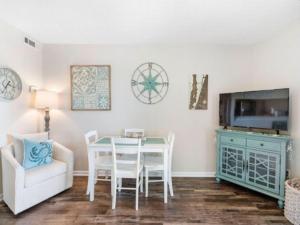 TV a/nebo společenská místnost v ubytování Good Vibes Carolina Beach villa